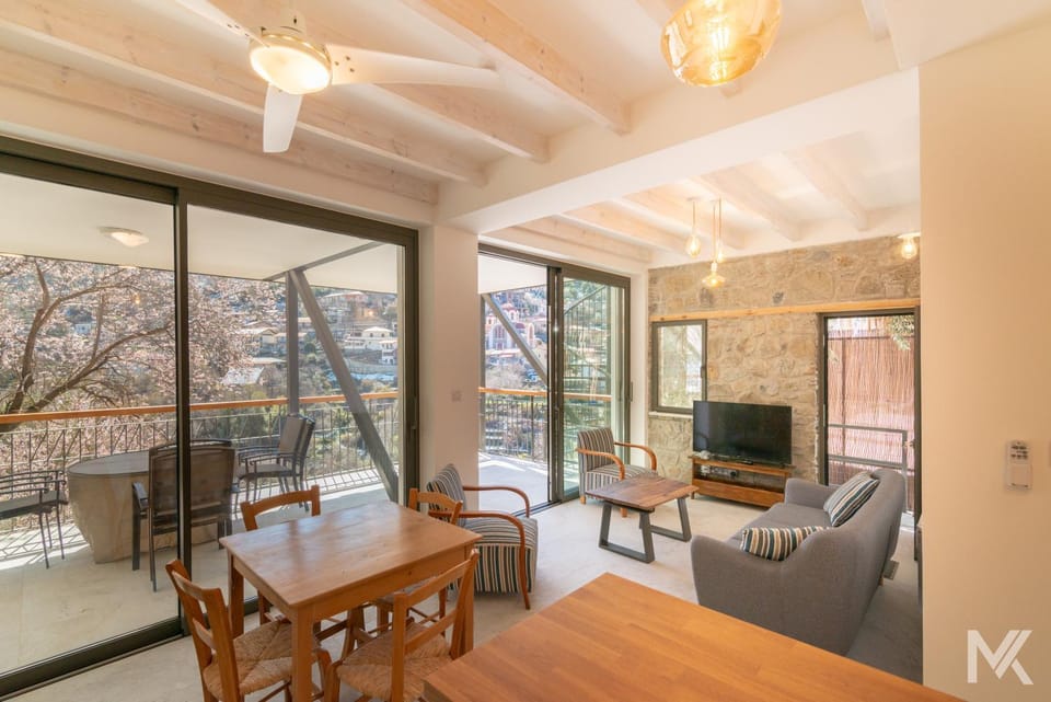 Patio, Communal lounge/ TV room, Natural landscape, TV and multimedia, View (from property/room), Balcony/Terrace, Living room, Seating area, Dining area, Evening entertainment, Mountain view, fireplace