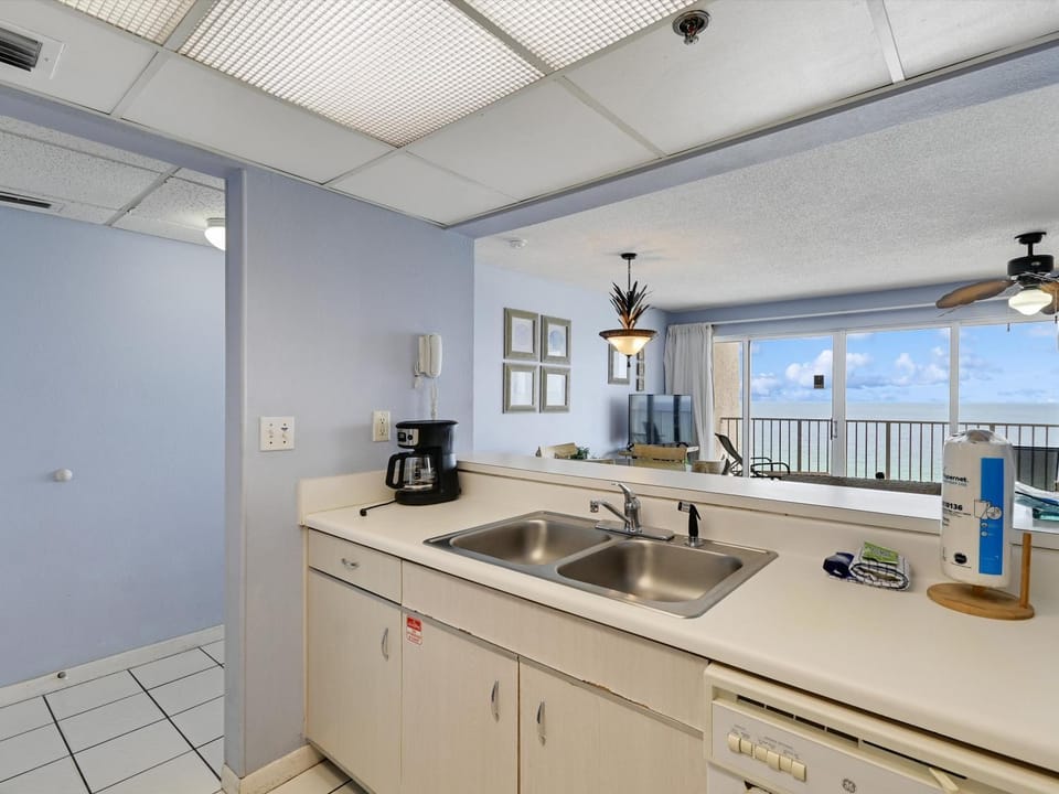 Coffee/tea facilities, Kitchen or kitchenette, Sea view, air conditioner