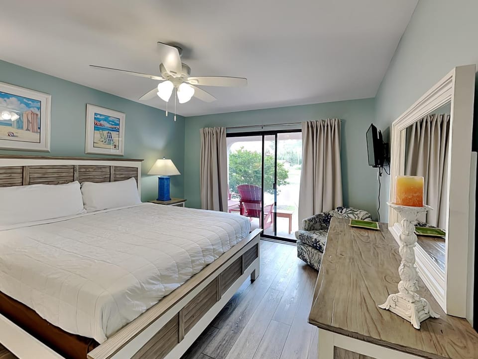Bed, TV and multimedia, Seating area, Bedroom, furniture