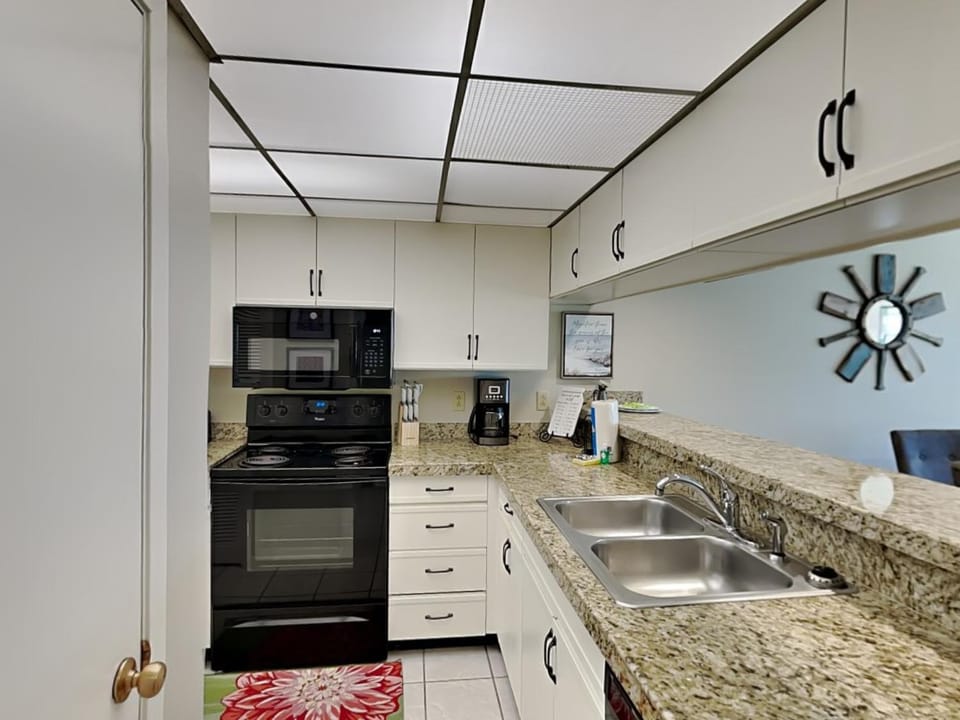 Coffee/tea facilities, Kitchen or kitchenette, microwave, oven, stove, kitchen