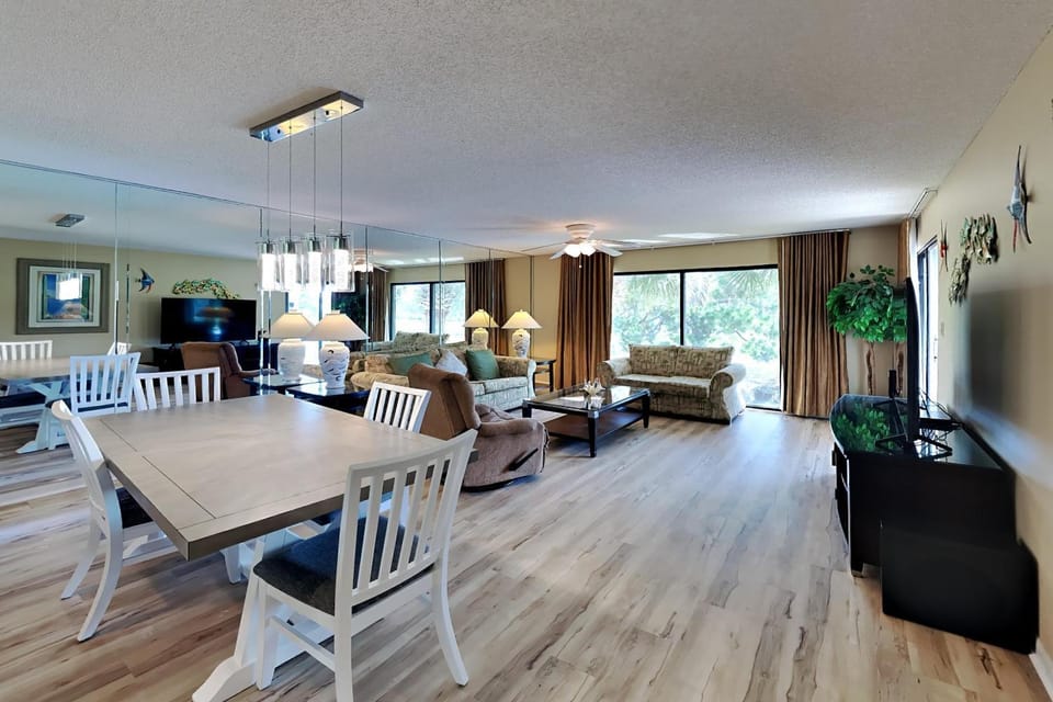 Natural landscape, Garden, TV and multimedia, Living room, Seating area, Dining area