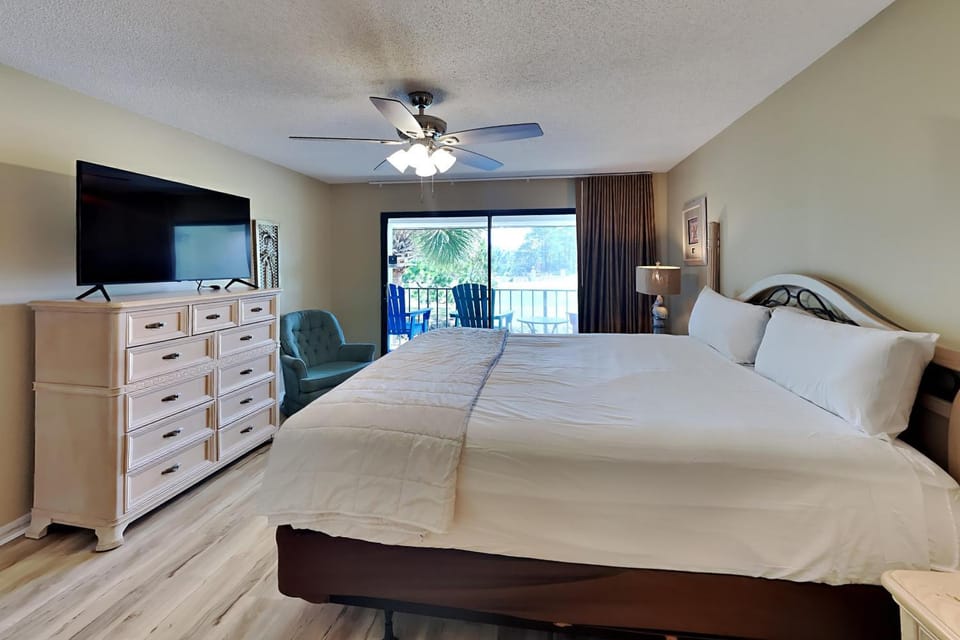 Bed, TV and multimedia, Balcony/Terrace, Seating area, Bedroom, Lake view, furniture, wardrobe