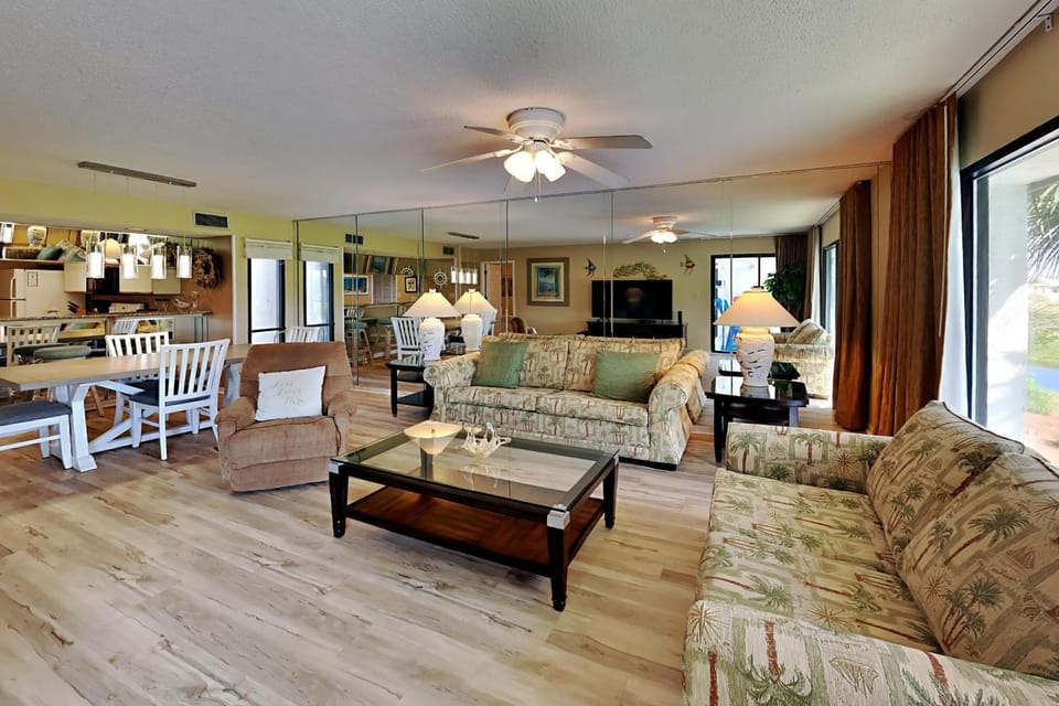 TV and multimedia, Balcony/Terrace, Living room, Seating area, Dining area, furniture