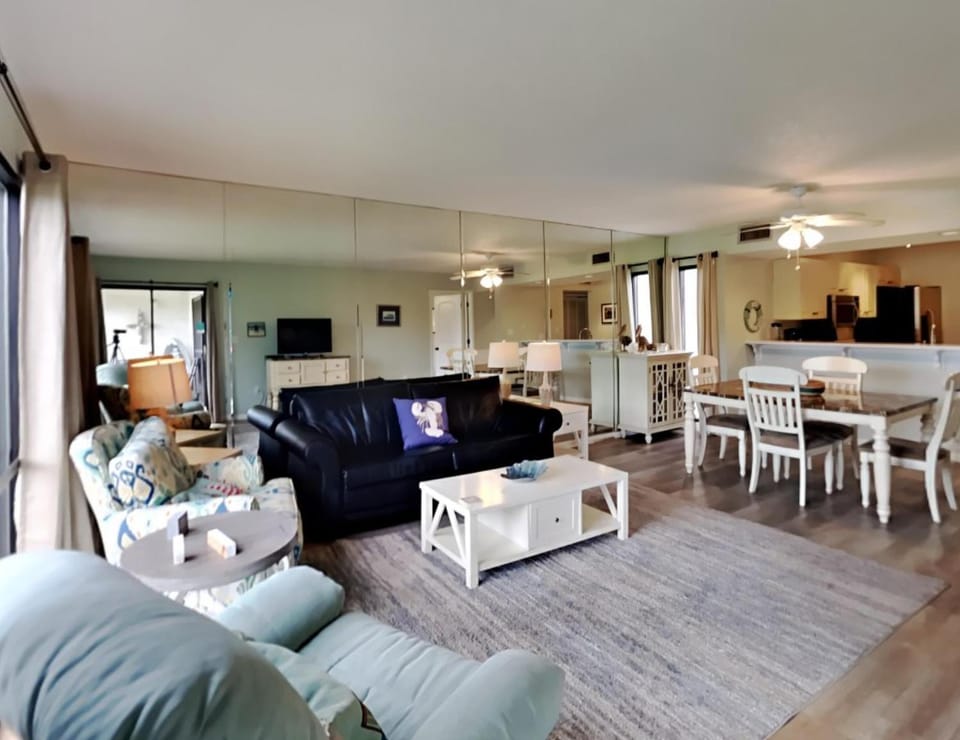 TV and multimedia, Kitchen or kitchenette, Living room, Seating area, Dining area, furniture
