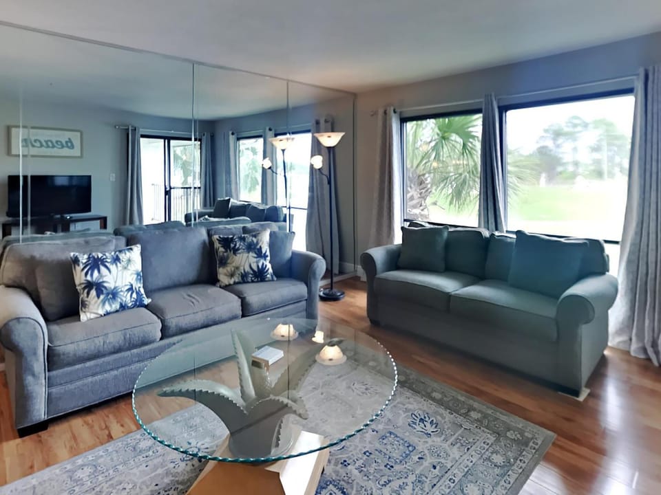 Natural landscape, Garden, TV and multimedia, Living room, Seating area, furniture