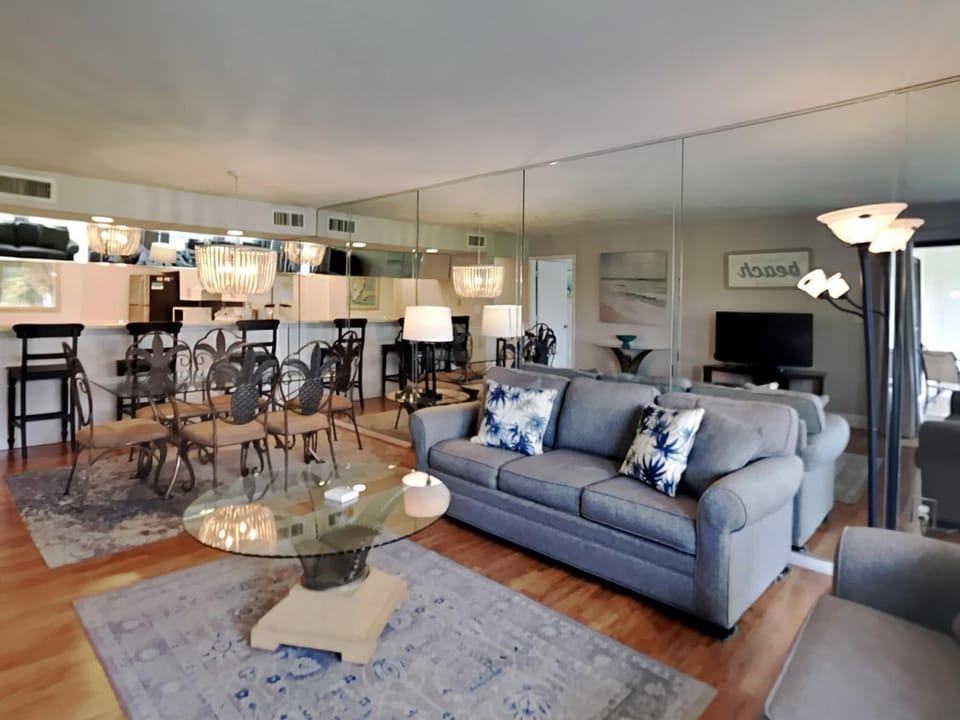 TV and multimedia, Living room, Seating area, Dining area, furniture, air conditioner