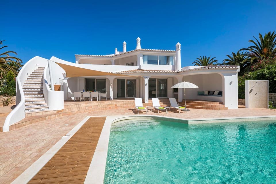 Property building, Patio, Day, Pool view, Swimming pool, Swimming pool, sunbed