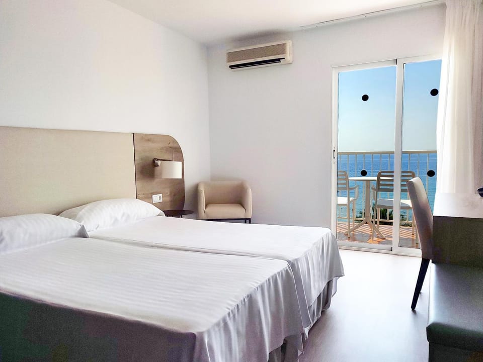 Bed, Natural landscape, Balcony/Terrace, Photo of the whole room, Bedroom, Sea view, air conditioner