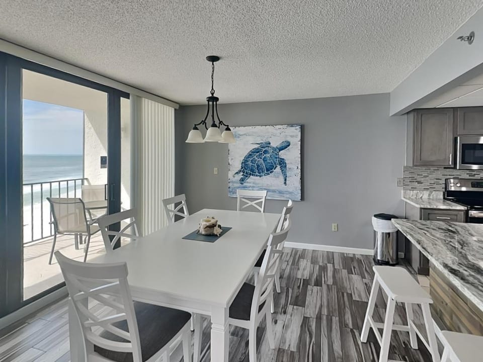 View (from property/room), Balcony/Terrace, Kitchen or kitchenette, Seating area, Dining area, Sea view, microwave, oven