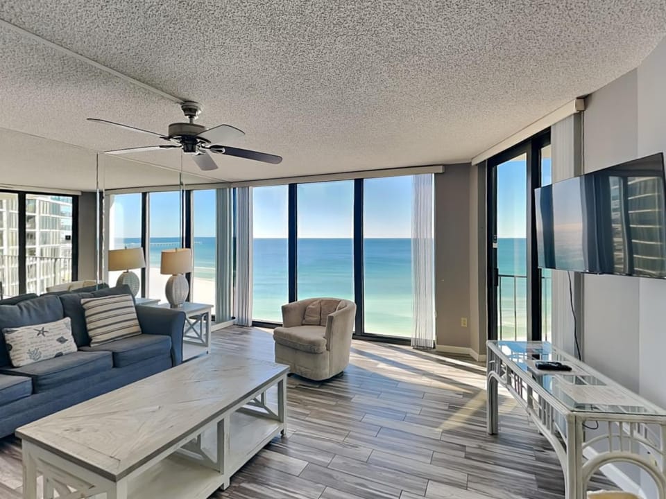 TV and multimedia, View (from property/room), Balcony/Terrace, Living room, Seating area, Sea view, furniture