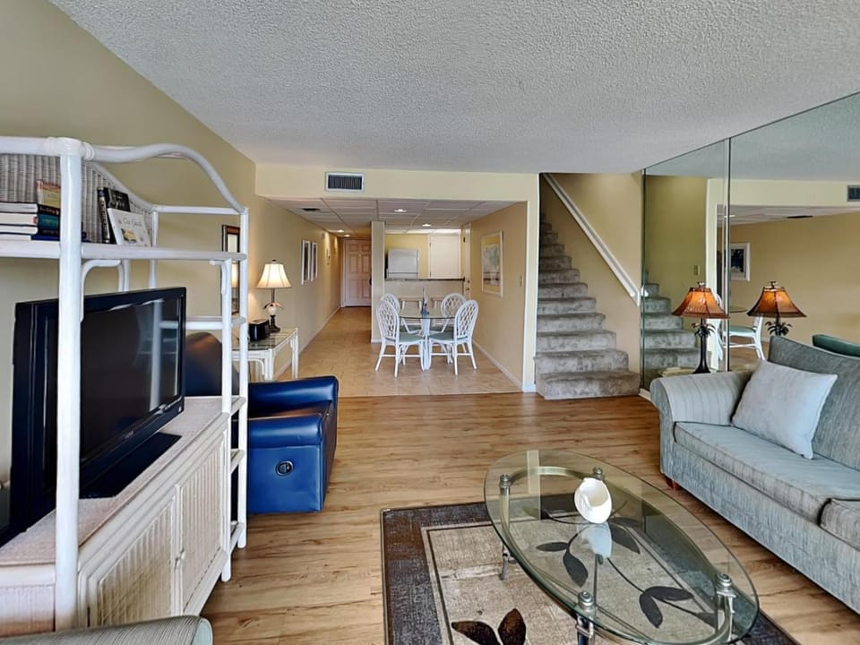 TV and multimedia, Living room, Seating area, Dining area, furniture, air conditioner