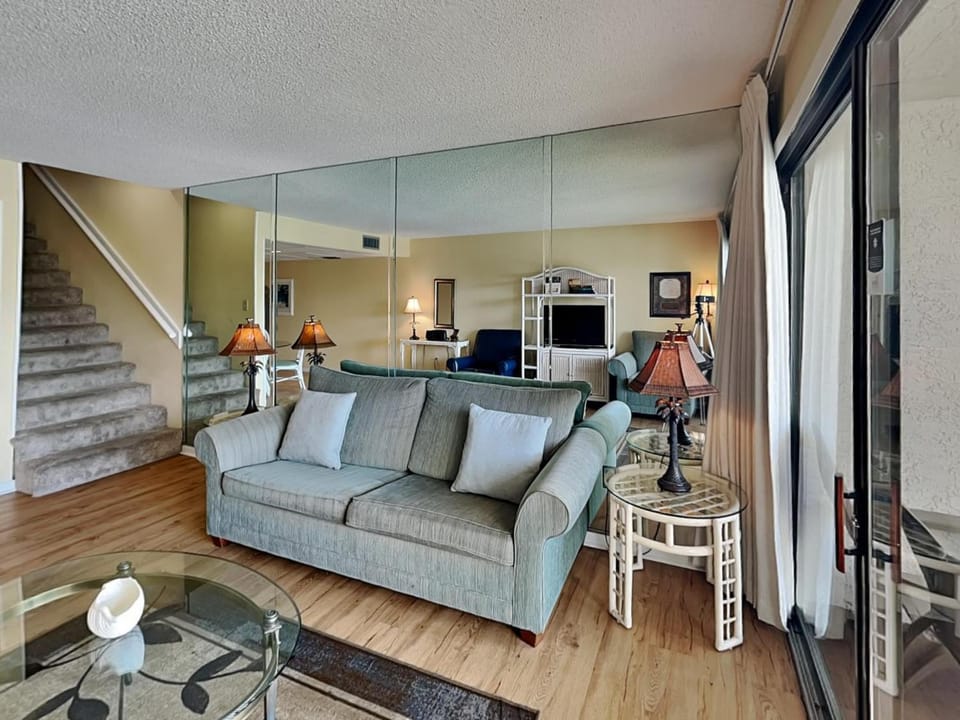 TV and multimedia, Living room, Seating area, furniture, air conditioner