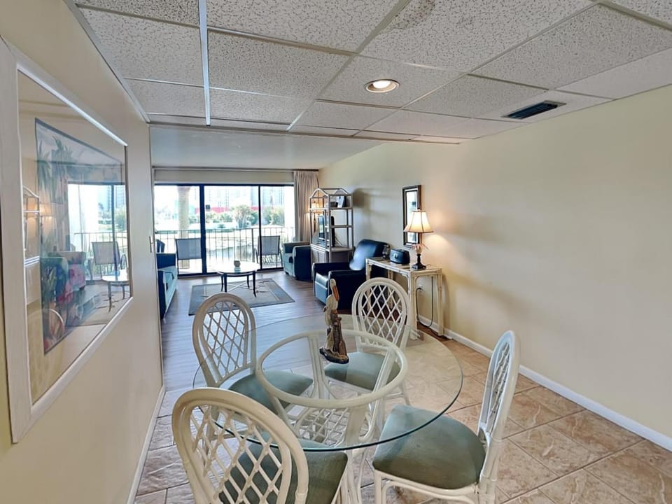 Balcony/Terrace, Living room, Seating area, Dining area, furniture