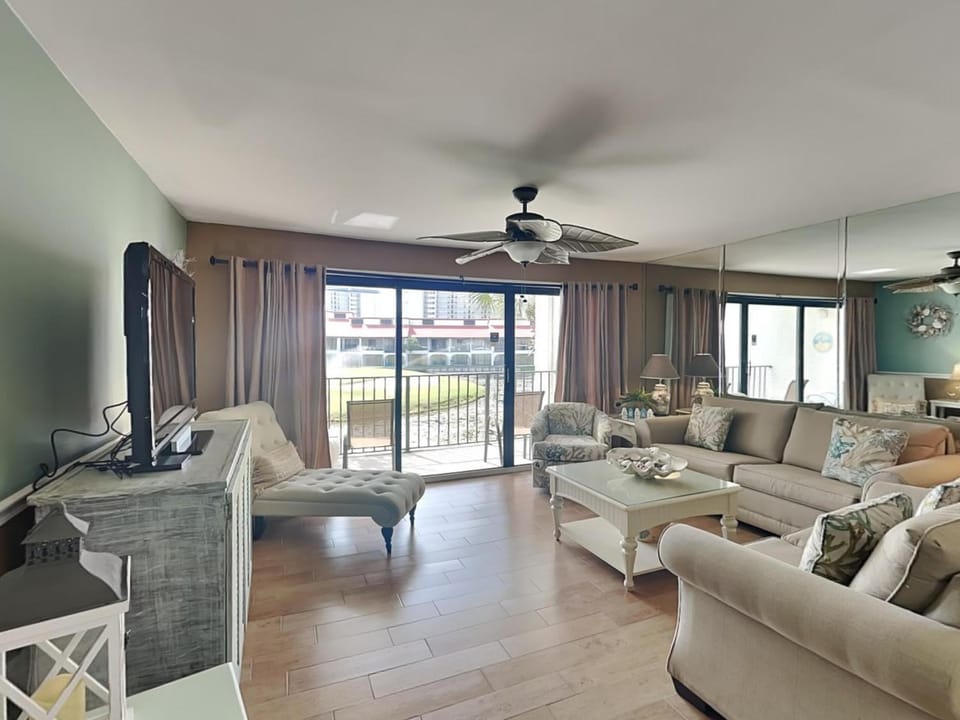 TV and multimedia, Balcony/Terrace, Living room, Seating area, City view, furniture