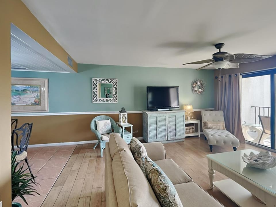 TV and multimedia, Balcony/Terrace, Living room, Seating area, furniture