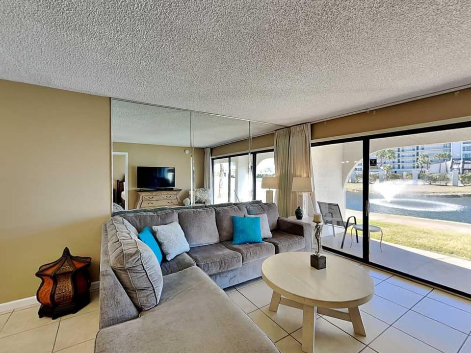TV and multimedia, Living room, Seating area, Sea view, furniture