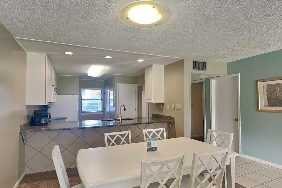 Kitchen or kitchenette, Dining area, air conditioner