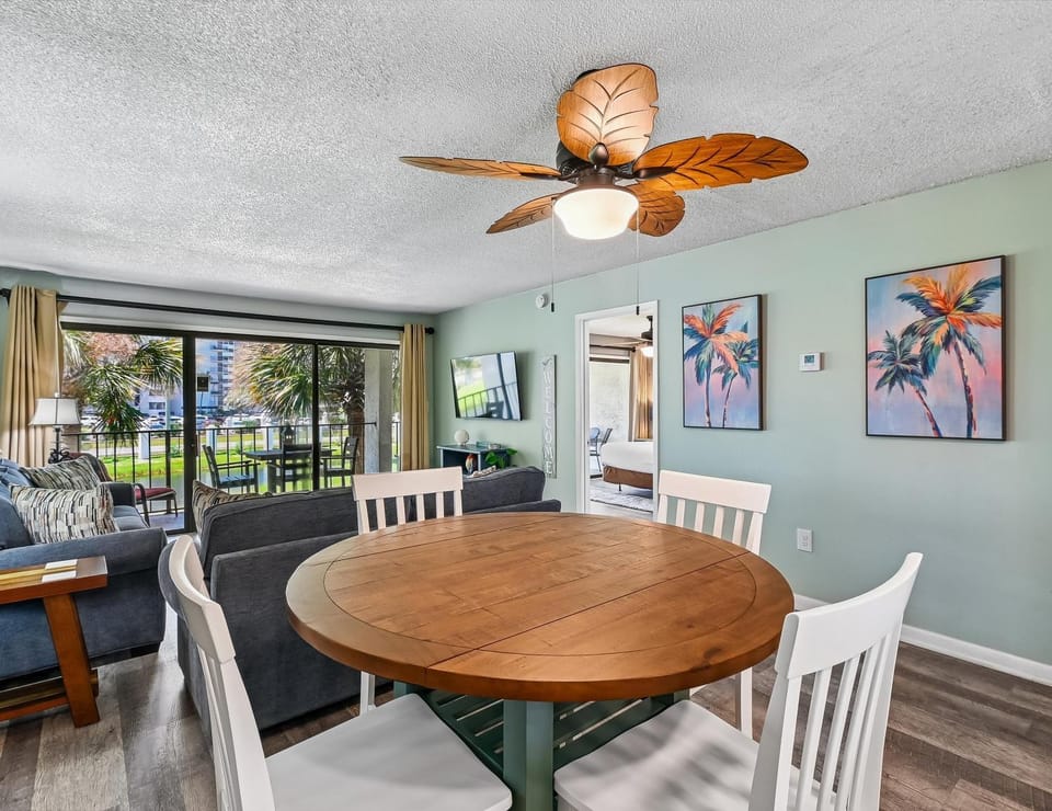 Balcony/Terrace, Living room, Seating area, Dining area, furniture