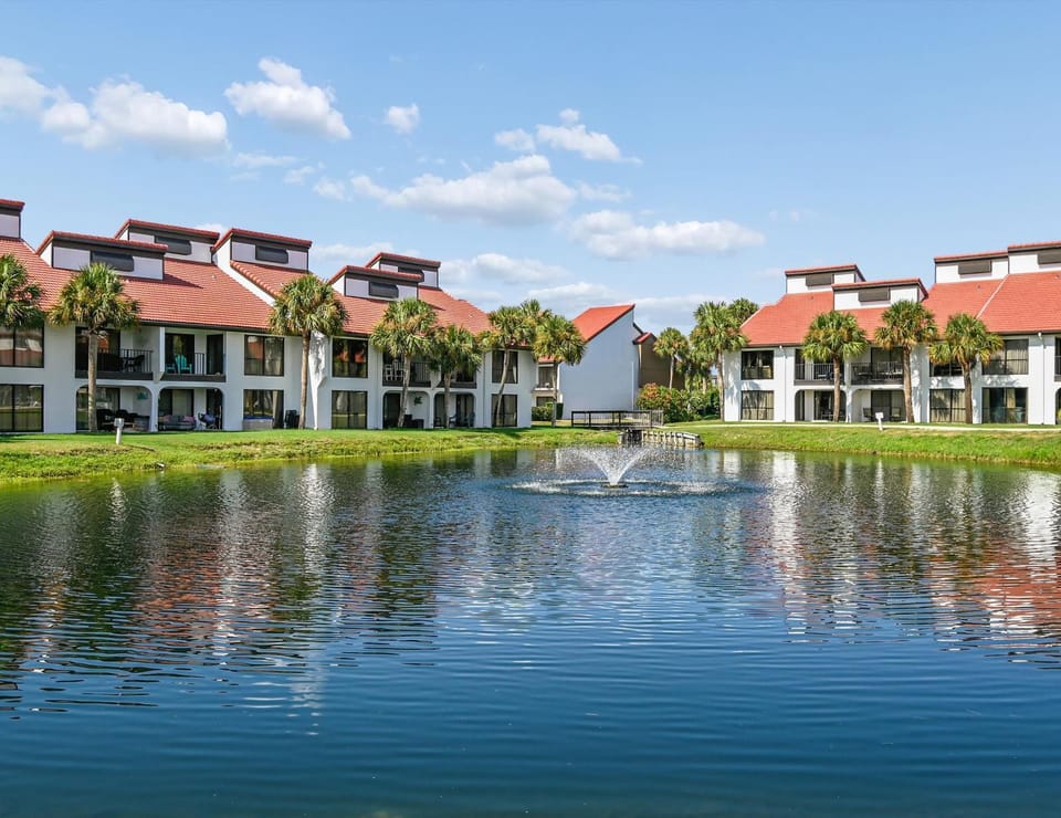 Property building, Natural landscape, Garden, Balcony/Terrace, Lake view, Area and facilities