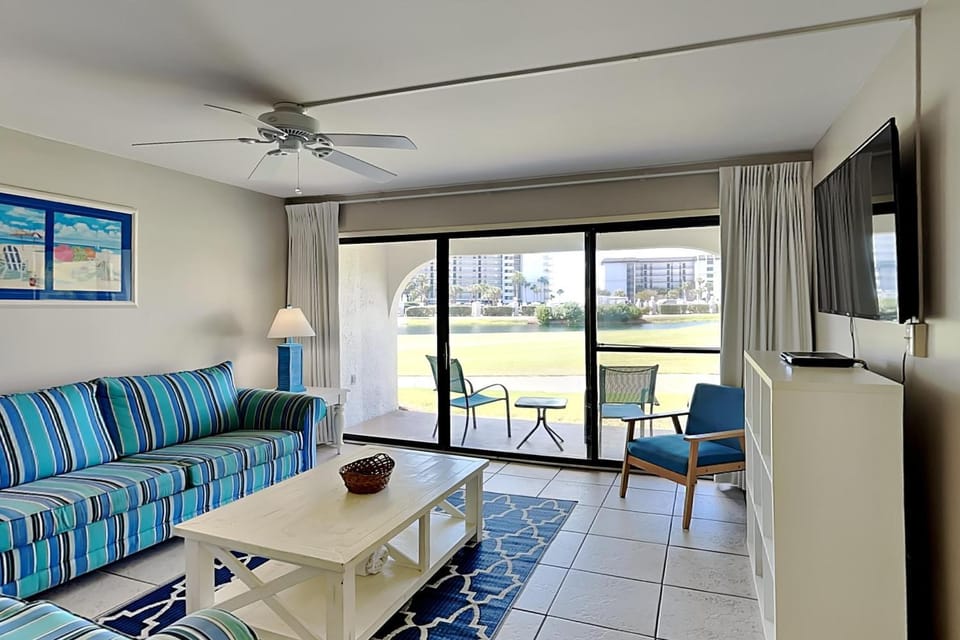 TV and multimedia, Balcony/Terrace, Living room, Seating area, furniture