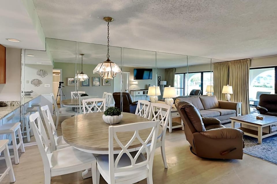 TV and multimedia, Living room, Seating area, Dining area, furniture