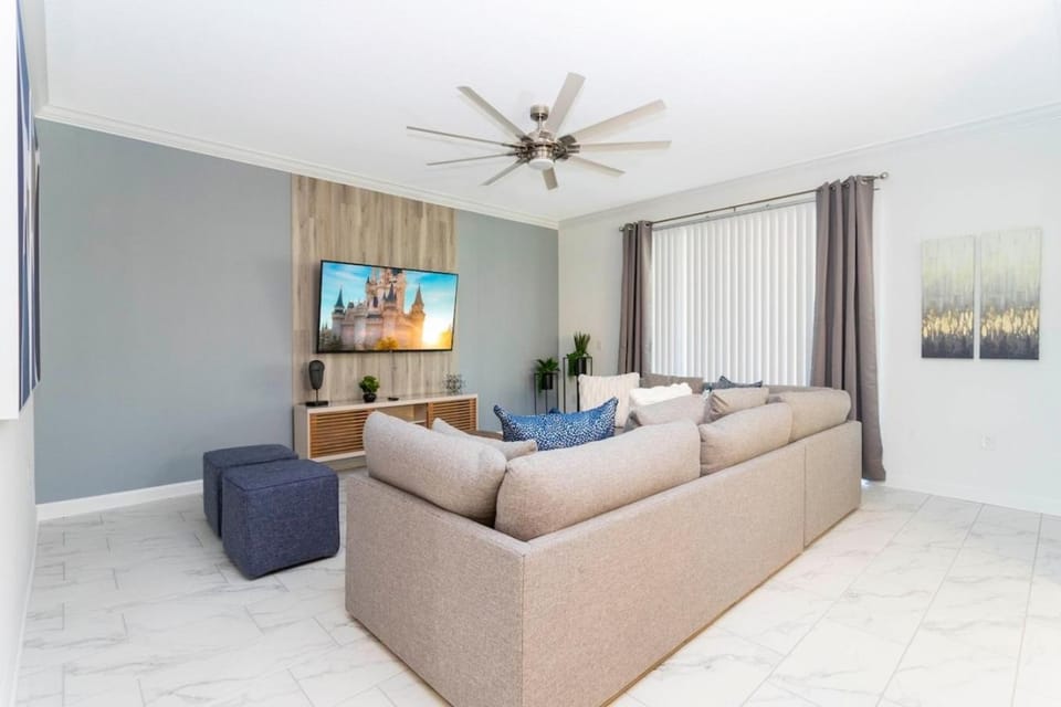 Day, TV and multimedia, Living room, Photo of the whole room, Family