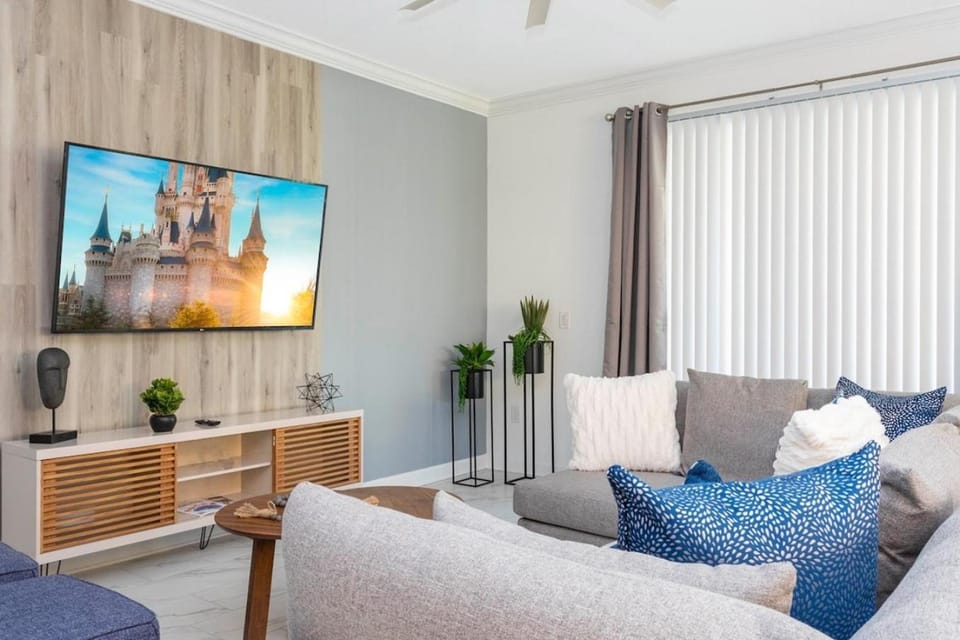 Day, TV and multimedia, Living room, Family
