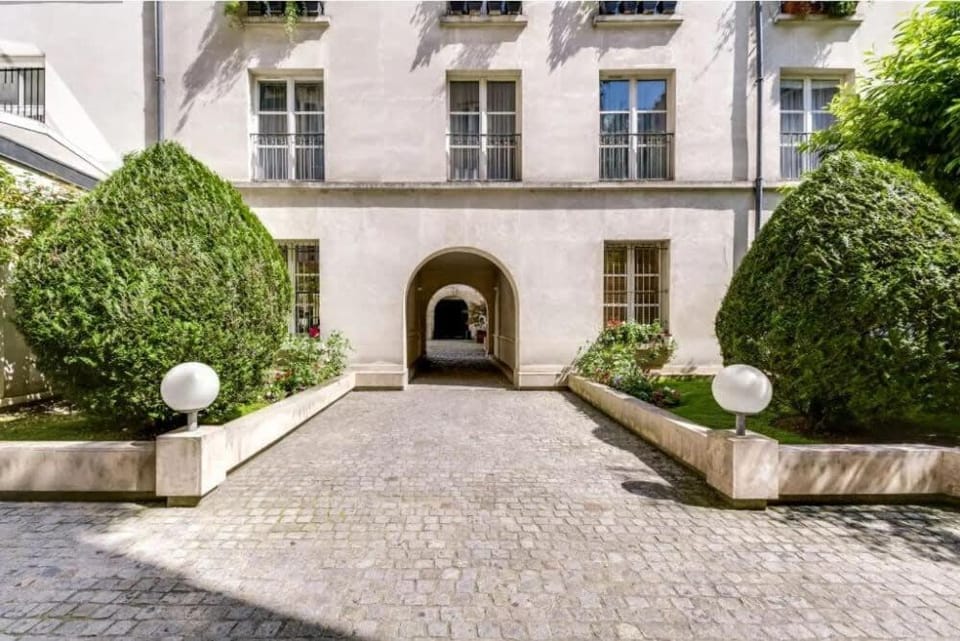 Modern and eclectic 3BD duplex in Le Marais! Apartment in Paris