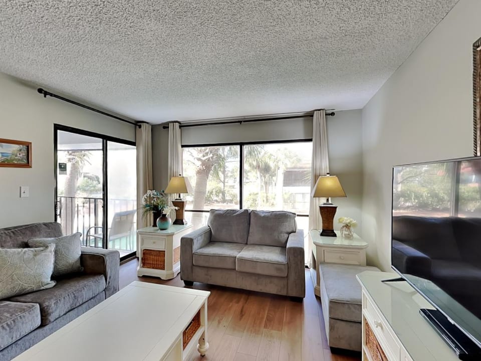 TV and multimedia, Balcony/Terrace, Living room, Seating area, furniture