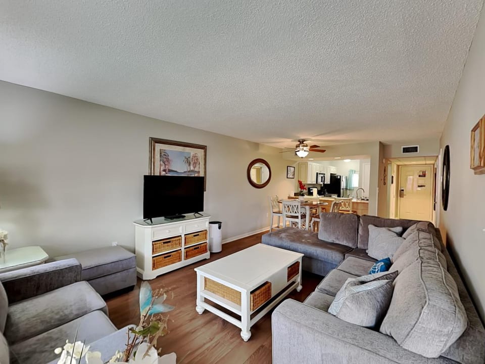 TV and multimedia, Kitchen or kitchenette, Living room, Seating area, Dining area, furniture, air conditioner
