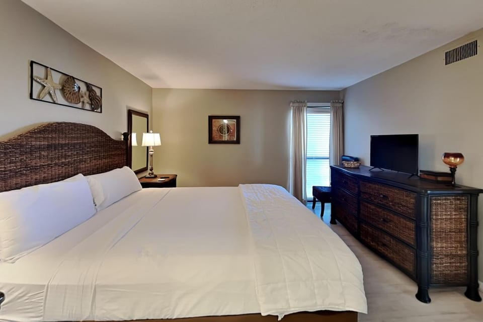 Bed, TV and multimedia, Bedroom, furniture, air conditioner