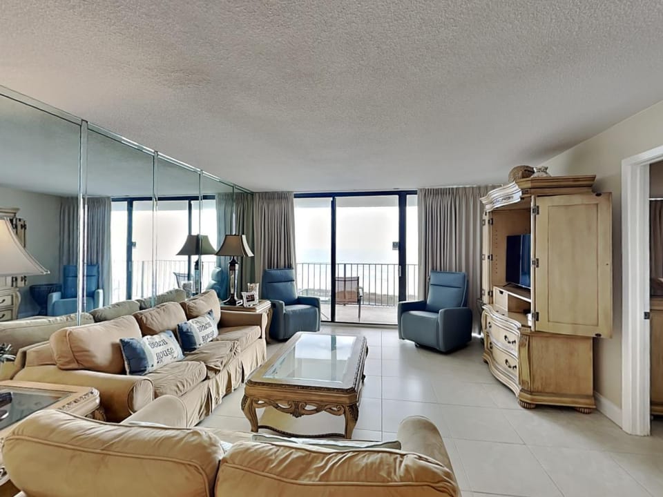 TV and multimedia, Balcony/Terrace, Living room, Seating area, furniture
