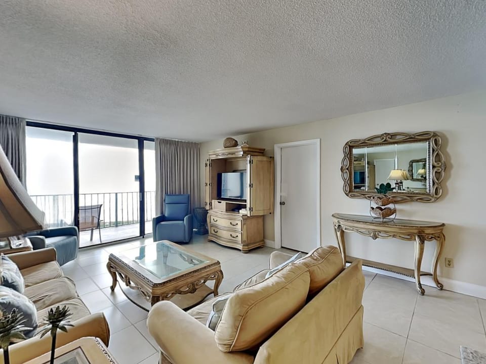 TV and multimedia, Balcony/Terrace, Living room, Seating area, furniture