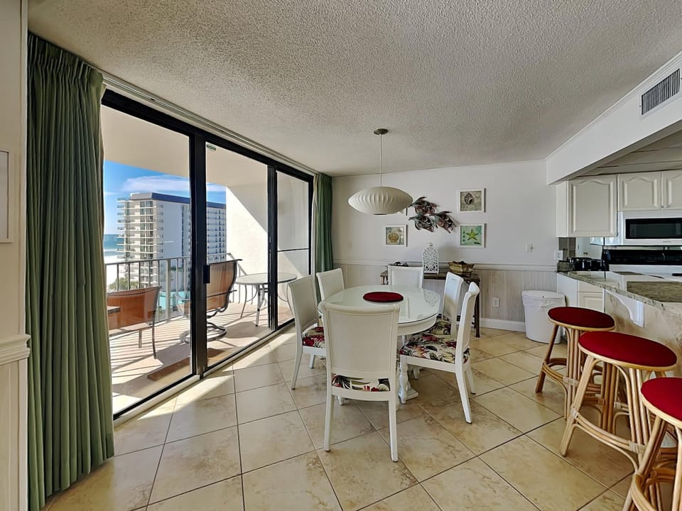 Balcony/Terrace, Seating area, Dining area, City view, Sea view, furniture, microwave