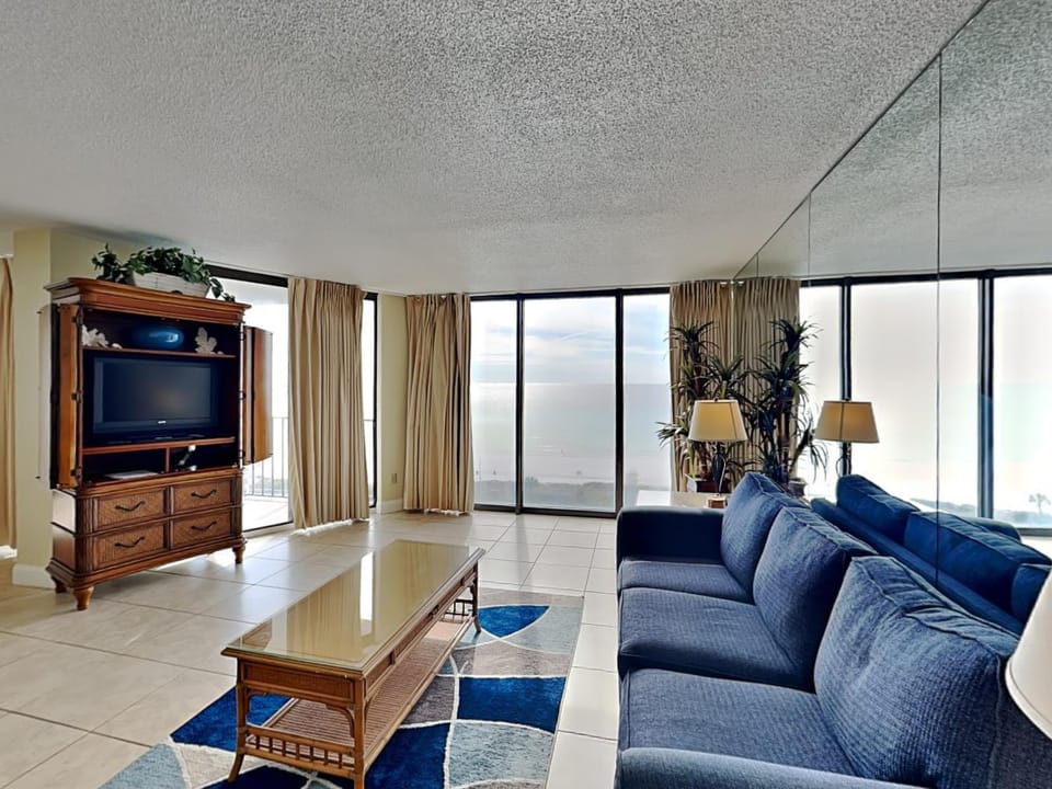 TV and multimedia, Living room, Seating area, Sea view, furniture