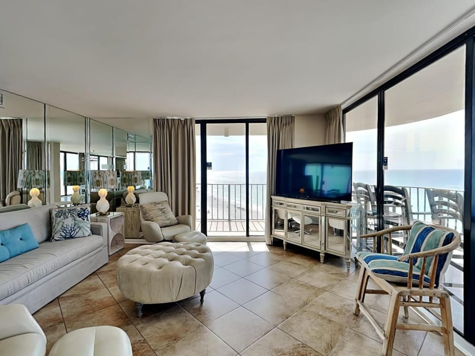 TV and multimedia, View (from property/room), Balcony/Terrace, Living room, Seating area, Sea view, furniture