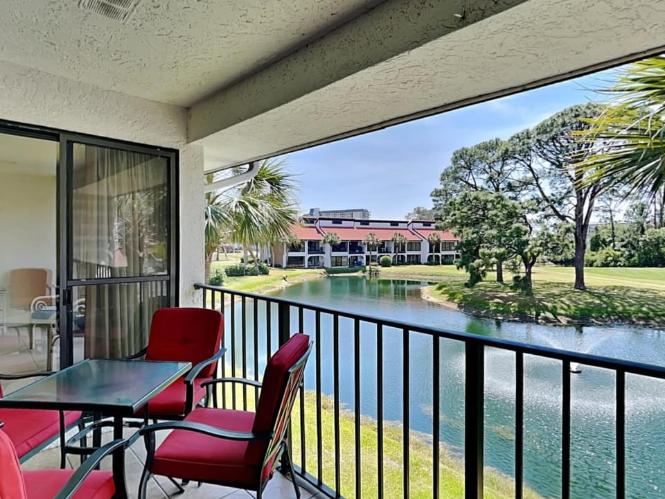 Golfcourse, Balcony/Terrace, Seating area, Garden view, Lake view