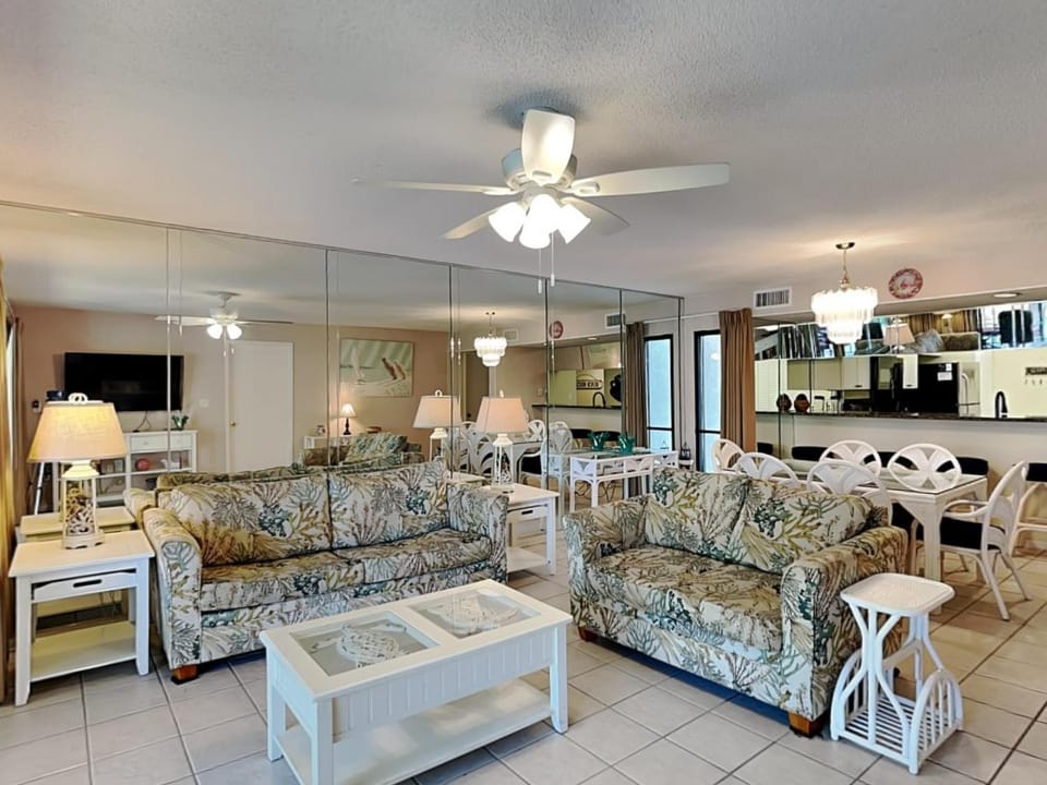 TV and multimedia, Kitchen or kitchenette, Living room, Seating area, Dining area, furniture