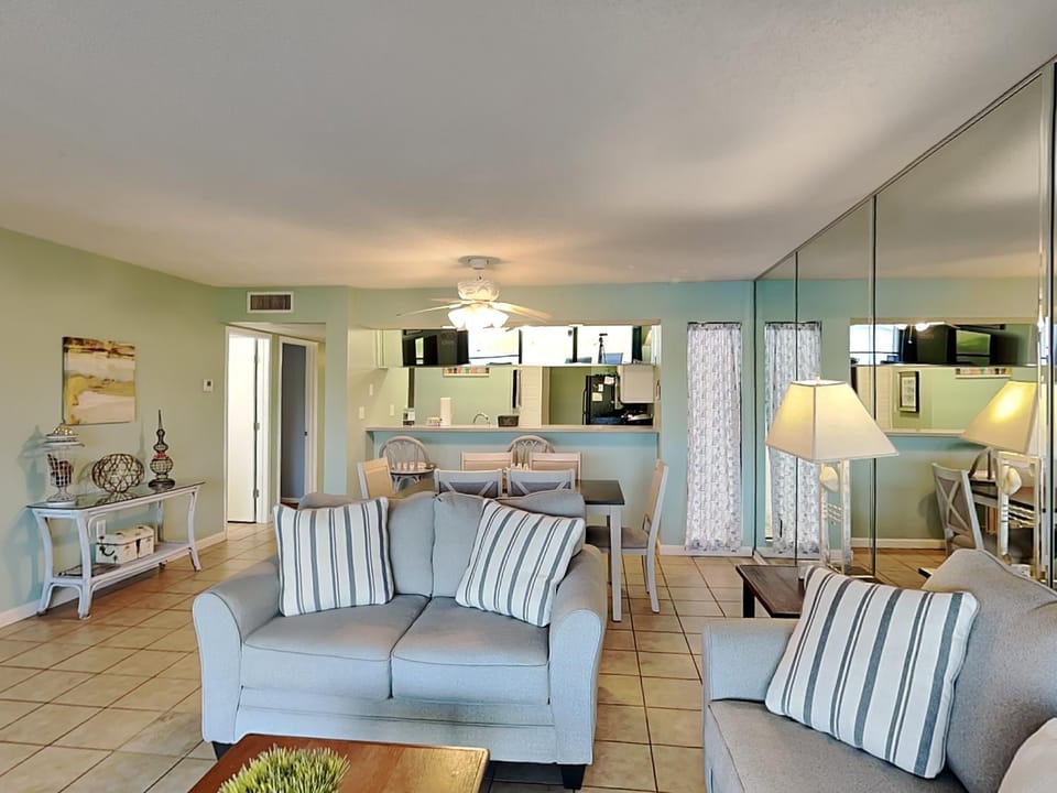 TV and multimedia, Kitchen or kitchenette, Living room, Seating area, Dining area, furniture