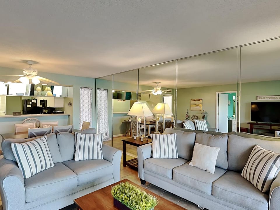 TV and multimedia, Kitchen or kitchenette, Living room, Seating area, Dining area, furniture