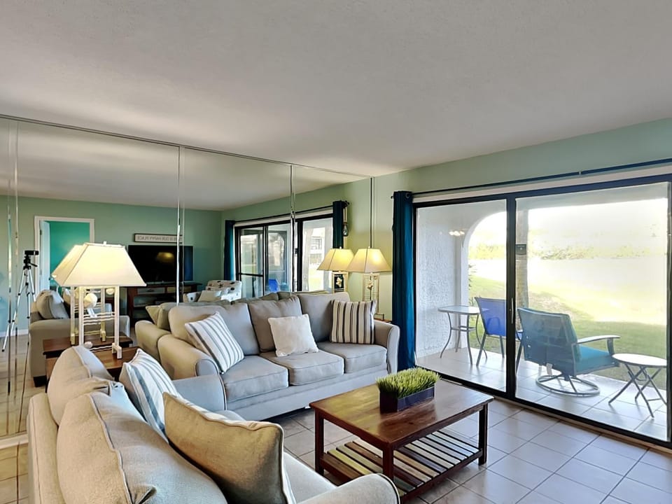 TV and multimedia, View (from property/room), Balcony/Terrace, Living room, Seating area, Lake view, furniture