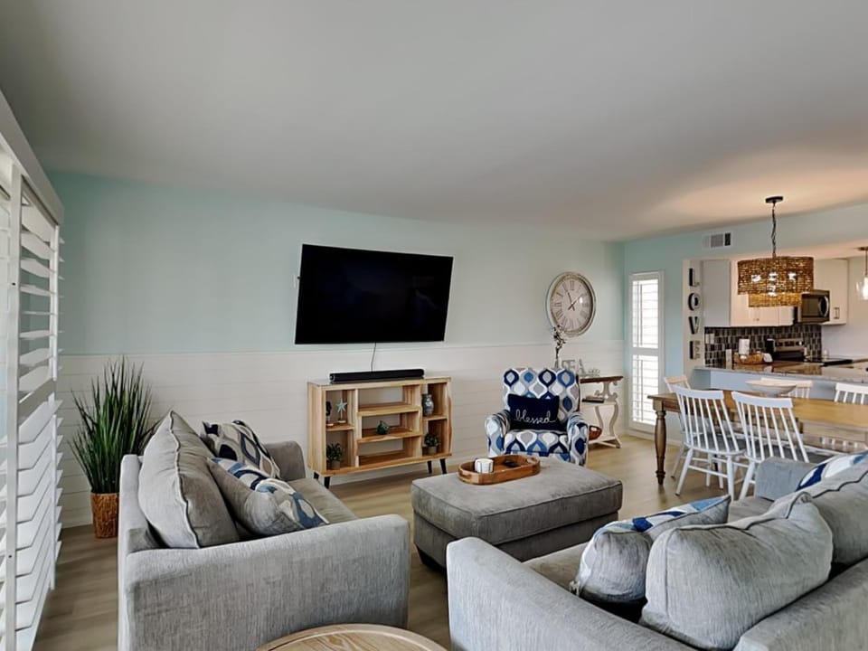 TV and multimedia, Kitchen or kitchenette, Living room, Seating area, Dining area, furniture