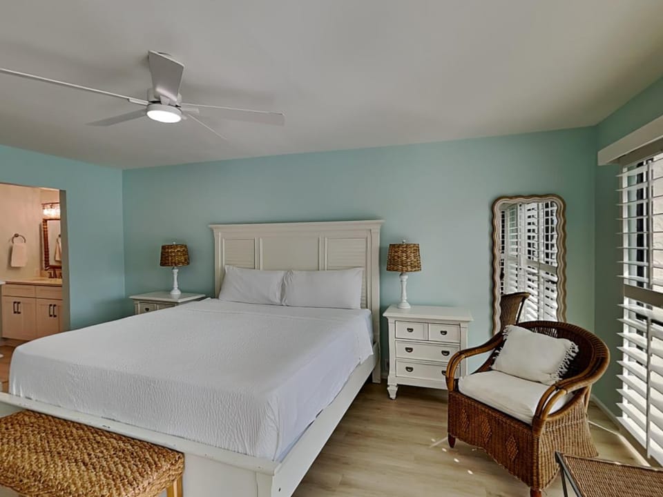 Bed, Seating area, Bedroom, furniture