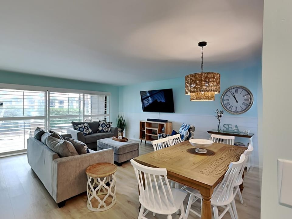 TV and multimedia, Living room, Seating area, Dining area, furniture
