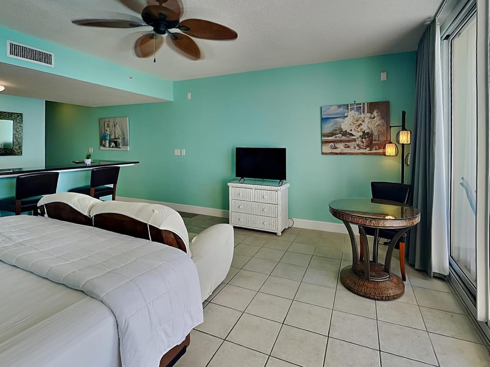 Bed, TV and multimedia, Balcony/Terrace, Living room, Seating area, Bedroom, furniture, air conditioner