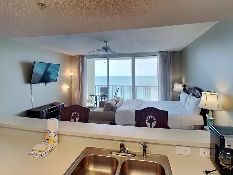 Bed, TV and multimedia, Balcony/Terrace, Seating area, Bedroom, Sea view, furniture, microwave