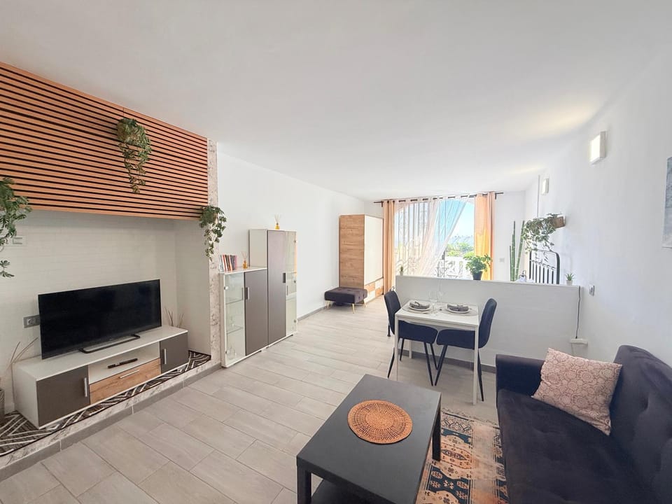 Communal lounge/ TV room, TV and multimedia, Living room, Seating area, Dining area