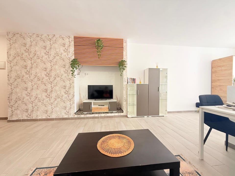 TV and multimedia, Living room, Seating area, Dining area