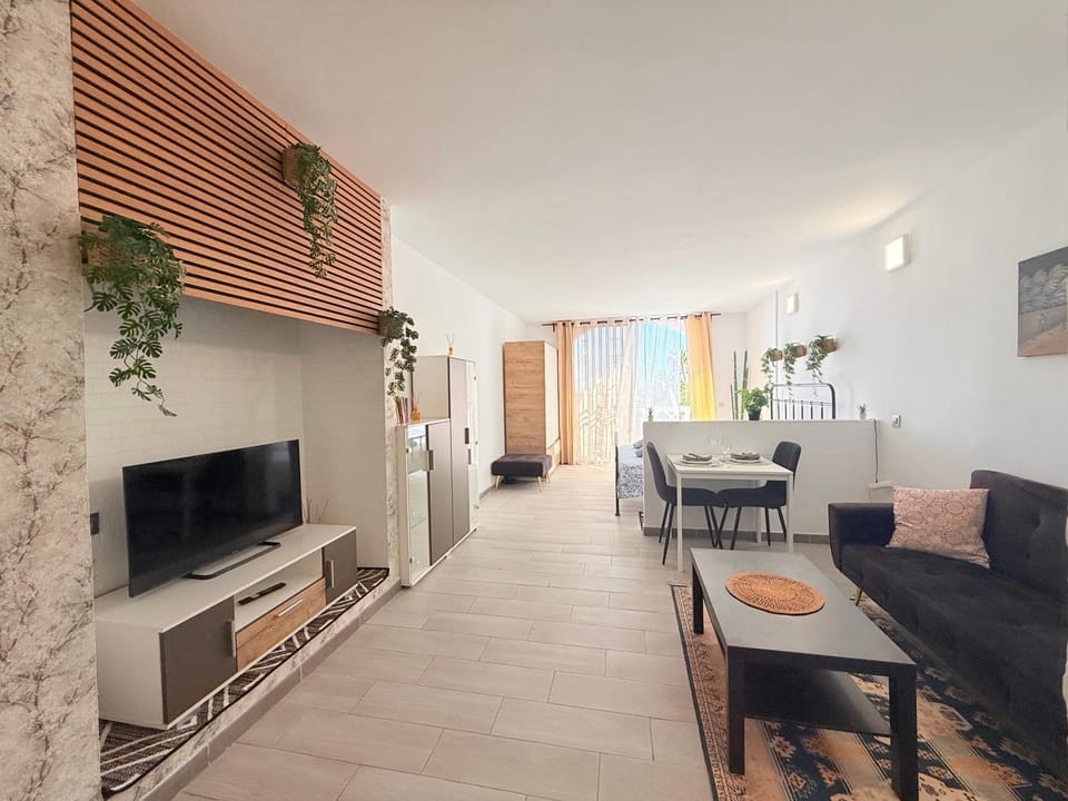 TV and multimedia, Living room, Seating area, Dining area, Evening entertainment