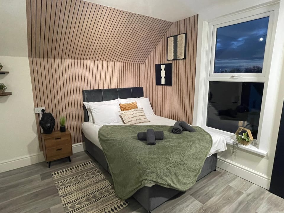 Bed, TV and multimedia, Bedroom, towels